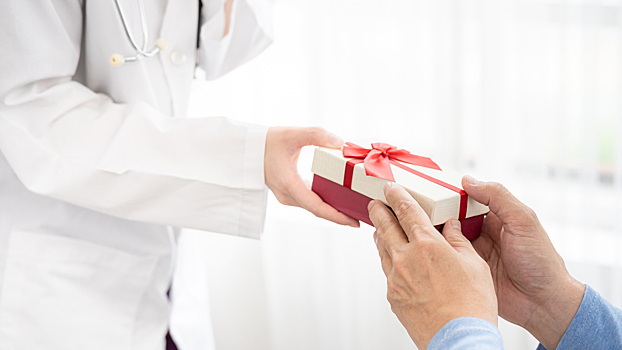 Россиянам грозят сроки за подарки