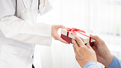 Юрист объяснил, где проходит грань между благодарностью и взяткой