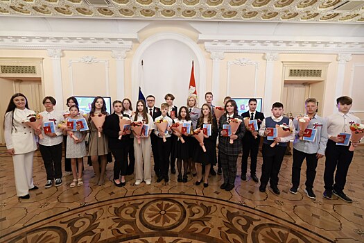 В День России 20 юных южноуральцев получили свои первые паспорта из рук губернатора