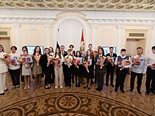 В День России 20 юных южноуральцев получили свои первые паспорта из рук губернатора