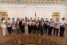 В День России 20 юных южноуральцев получили свои первые паспорта из рук губернатора