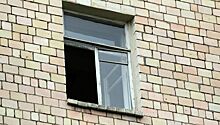 В Симферополе девочка выпала из окна седьмого этажа и выжила