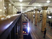 Человек упал на рельсы на одной из станций Сокольнической линии метро