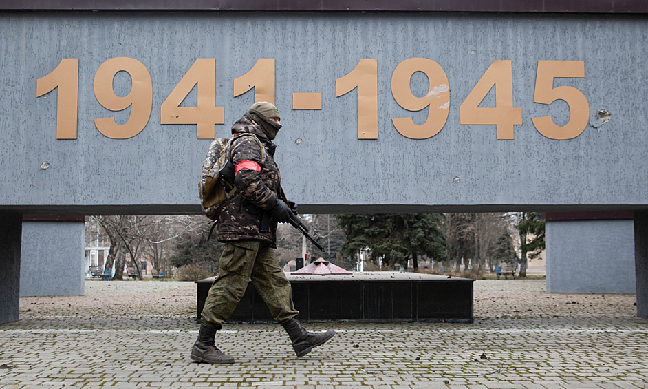 Военнослужащий РФ у монумента бойцам, павшим в Великой Отечественной войне