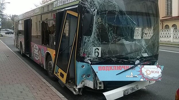 Пассажирский автобус въехал в столб в Гродно, есть пострадавшие