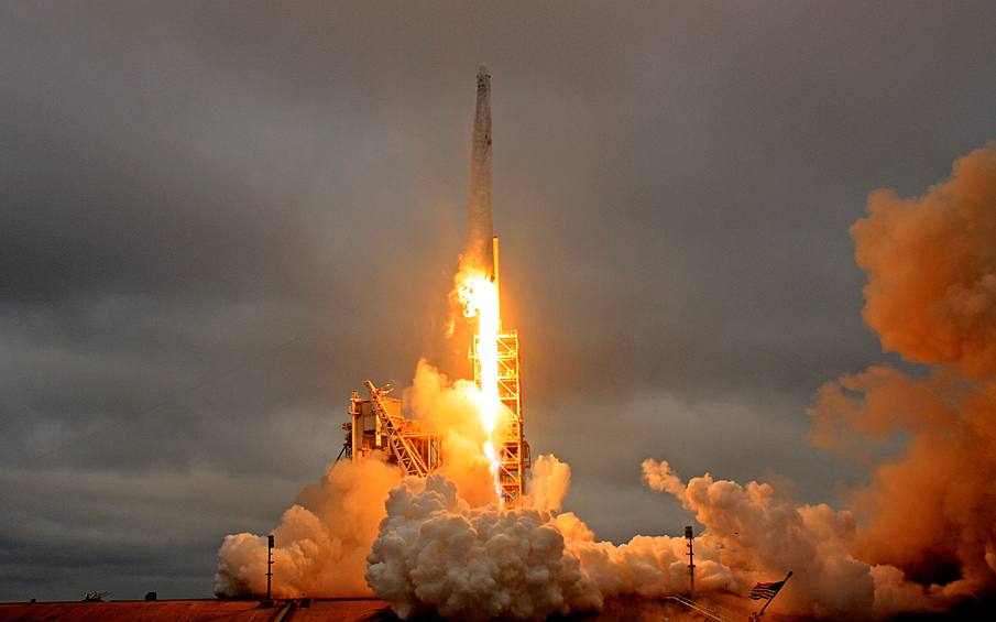 SpaceX успешно произвела запуск «б/у» ракеты Falcon 9 c мыса Канаверал. Ракета вывела на орбиту спутник SES-10. Этого дня миллиардер Илон Маск, основатель компании SpaceX, ждал много лет. Первый успешный старт первой в мире частной ракеты Falcon 9 состоялся в 2010 году. Маск назвал повторный запуск ракеты, которая уже побывала в космосе, «грандиозной революцией в космических полетах»