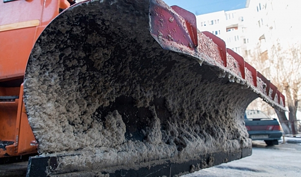 Трассы Волгоградской области расчищали ото льда 287 спецмашин