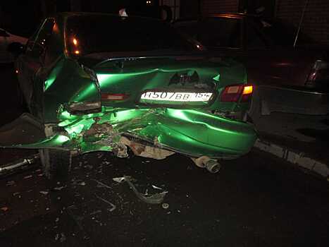 «Хонда» влетела в припаркованный автомобиль с девушкой-подростком