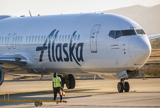 Alaska Airlines отменила и задержала десятки рейсов из-за технического сбоя