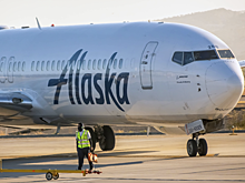 Alaska Airlines отменила и задержала десятки рейсов из-за технического сбоя