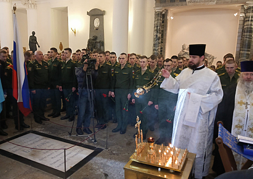 Курсанты и офицеры главного космического вуза страны приняли участие в панихиде на могиле генералиссимуса Александра Суворова