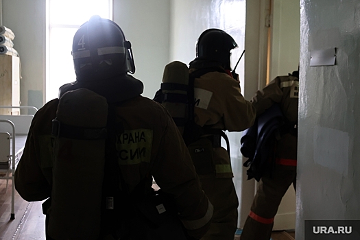 Сотрудники МЧС спасли екатеринбуржцев из горящей многоэтажки