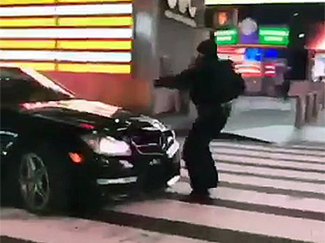 Видео: Полицейский пытался остановить спорт-седан голыми руками