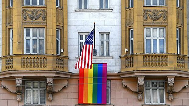 МИД высмеял флаг ЛГБТ на здании посольства США