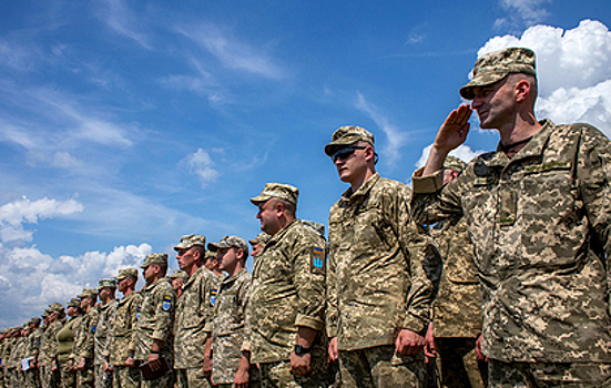 Le Monde сообщила о сотнях украинских военных, использующих нацистскую символику