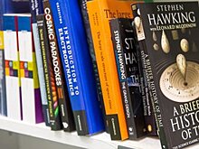 От Элвиса до Хокинга: как взлетают тиражи умерших писателей и музыкантов