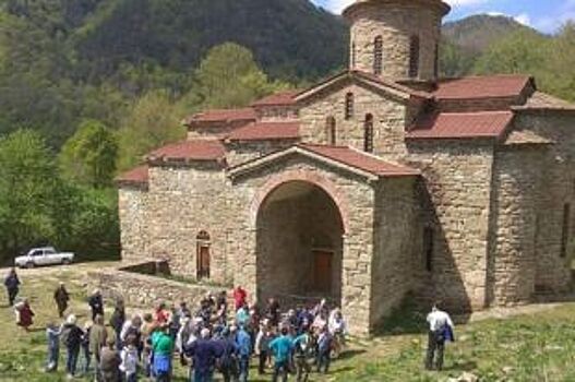 Реставрировать древние христианские храмы будет Аланский христианский центр