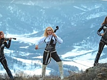 Красивые сибирячки со скрипками и виолончелью сняли философский клип в горах Алтая