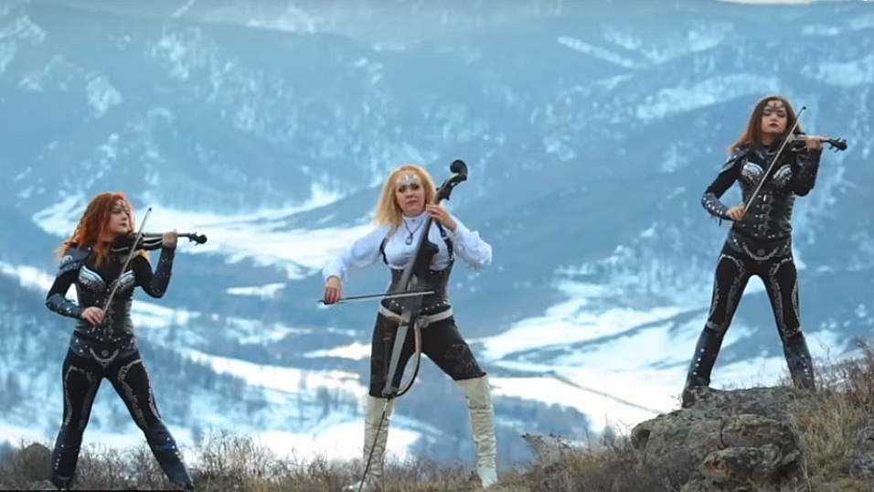 Красивые сибирячки со скрипками и виолончелью сняли философский клип в горах Алтая