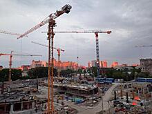 Ураган в Тюмени оторвал кирпичный балкон и опрокинул краны на стройке