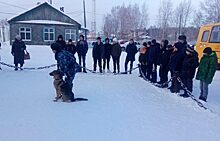 Тавдинским школьникам показали, как ищут оружие и наркотики