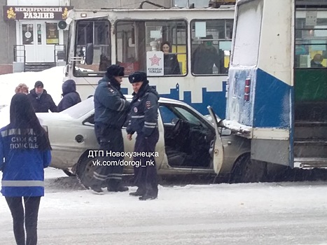 Легковушка протаранила трамвай в Новокузнецке