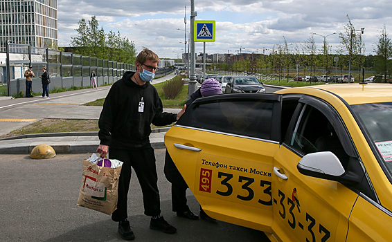 В Москве таксист вернул забытого в машине ребенка
