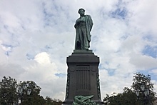 В центре Москвы помыли памятник Александру Пушкину