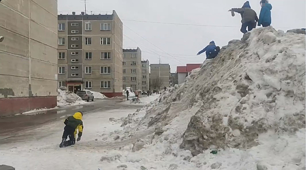 Жители Новосибирска пожаловались на огромные кучи грязного снега во дворах