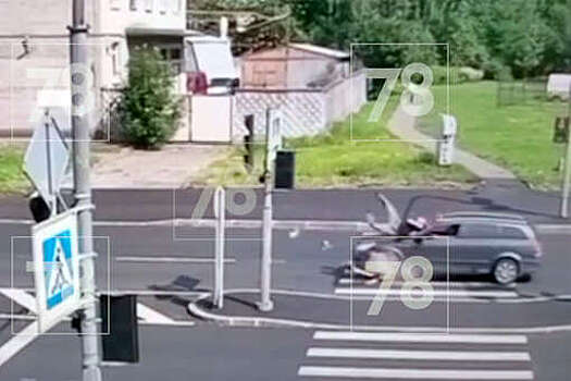 На видео несовершеннолетняя самокатчица сделала сальто в момент ДТП в Петербурге
