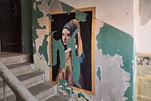 Студенты из Каменска-Уральского украсили разбитый подъезд картинами Вермеера и да Винчи