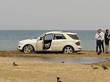 Водитель Mercedes гонял по пляжу в Анапе, застрял в песке и попал на видео