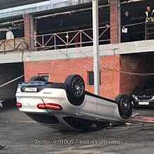 «Горубшкин двор»: Mercedes упал с многоярусной парковки из-за перепутавшего педали сотрудника автомойки