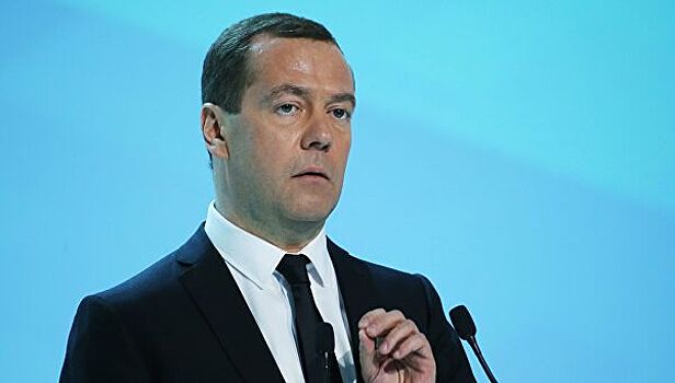 Медведев призвал привлекать пенсионеров к работе
