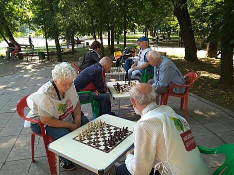 В сквере на улице Самеда Вургуна прошел шахматный турнир
