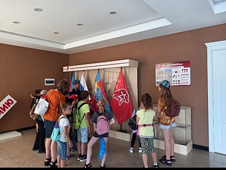 Радиационная защита и устройство парашюта: школьники пришли на экскурсию в «Дом и музей ЮНАРМИИ» в Армавире