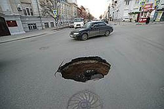 Автомобиль Shevrolet провалился колесом в провал на проезжей части в Самаре