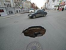 Автомобиль Shevrolet провалился колесом в провал на проезжей части в Самаре