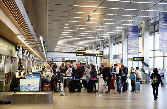 В аэропорту Риги начинают работать стойки самообслуживания для сдачи багажа