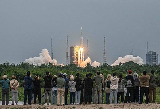Китайский спутник-ретранслятор успешно вышел на окололунную орбиту
