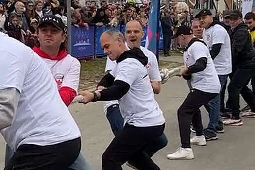 Глава Салехарда Титовский вместе с заместителями подвинул 15-тонный "КамАЗ"