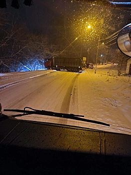 Грузовик заблокировал дорогу в новокузнецком поселке в результате ДТП