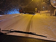 Грузовик заблокировал дорогу в новокузнецком поселке в результате ДТП