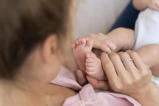 Женщина родила 13-го ребенка с разницей со старшим в 25 лет