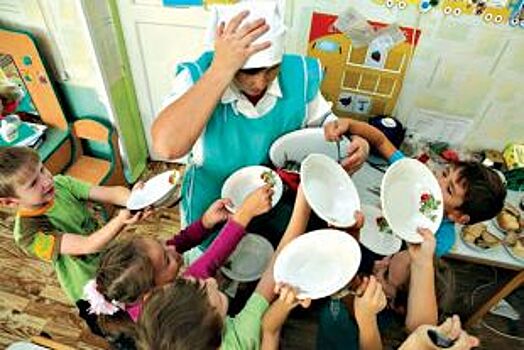 «Дети приходят домой голодными». Что не так с питанием в липецких детсадах