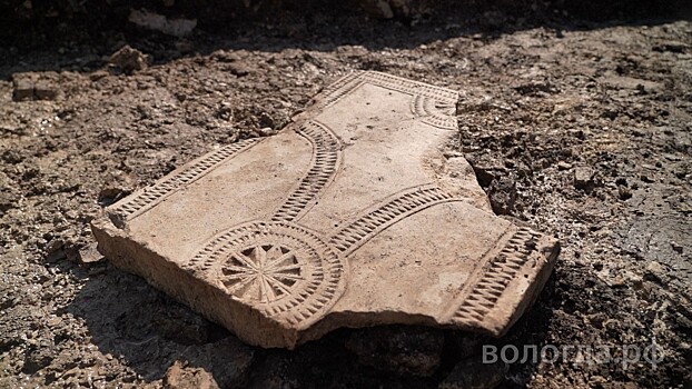 Могильную плиту XVI века нашли сегодня археологи у дома Засецких в Вологде