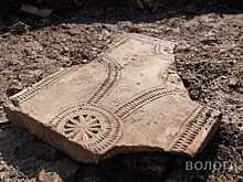 Могильную плиту XVI века нашли сегодня археологи у дома Засецких в Вологде