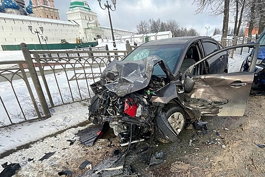 В Подмосковье две иномарки протаранили рейсовые автобусы