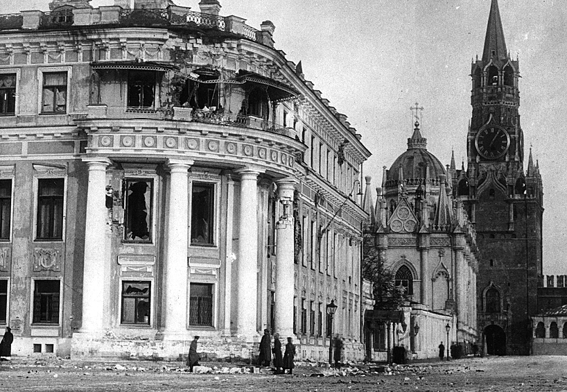 Малый Николаевский дворец, поврежденный во время октябрьских боев в Москве, 1917 год