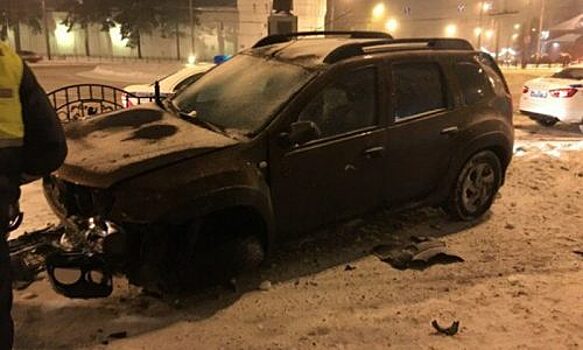 В Ярославле пьяный водитель протаранил ограждение на Богоявленской